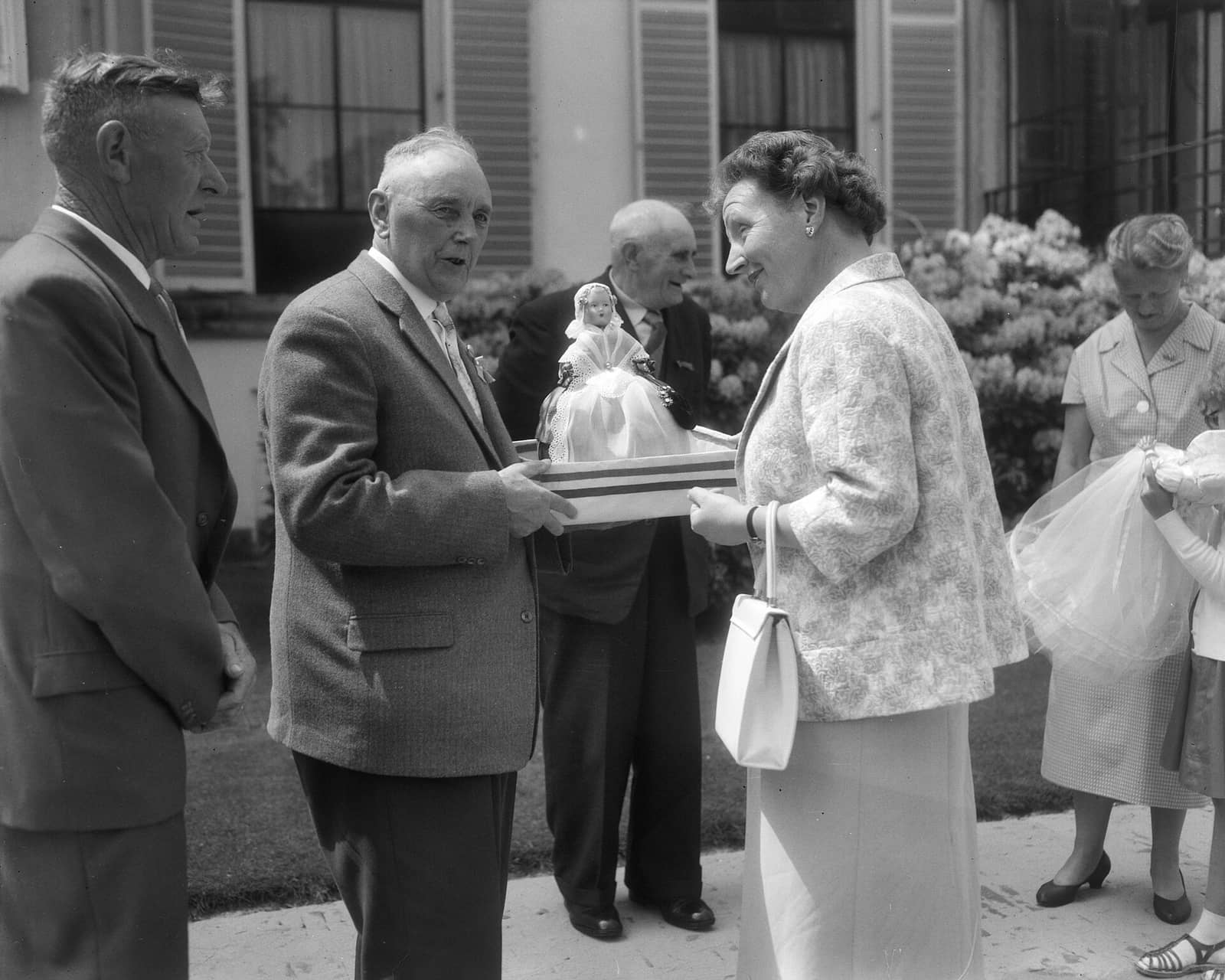 Een delegatie ouderen uit Koekange, 1958