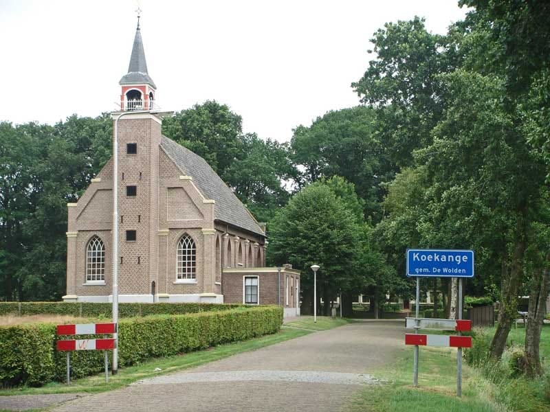 De Gereformeerde kerk bij de entree van het dorp